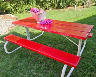 Lightweight festive picnic table