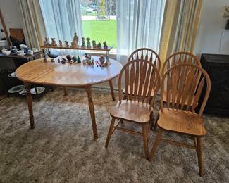 Beautiful solid Oak drop leaf  table with 2 leaves and 4 matching chairs