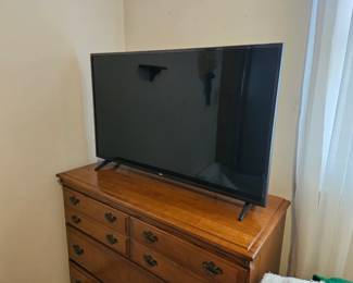 2020 LG UHD TV  43"