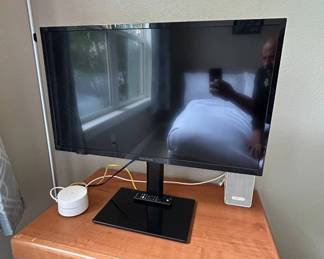 Lot #11 Insignia 32" LED TV Flat Screen with Oak TV Stand 2-Shelf Media Console
