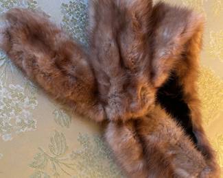 #144	Dunnavents mink fur collar with ring 	 $25.00 			