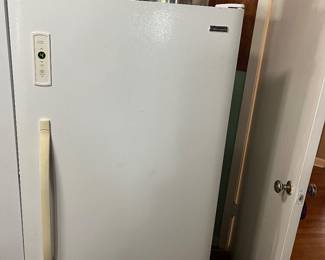 Upright freezer 