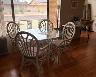 Dining table, tv trays like new