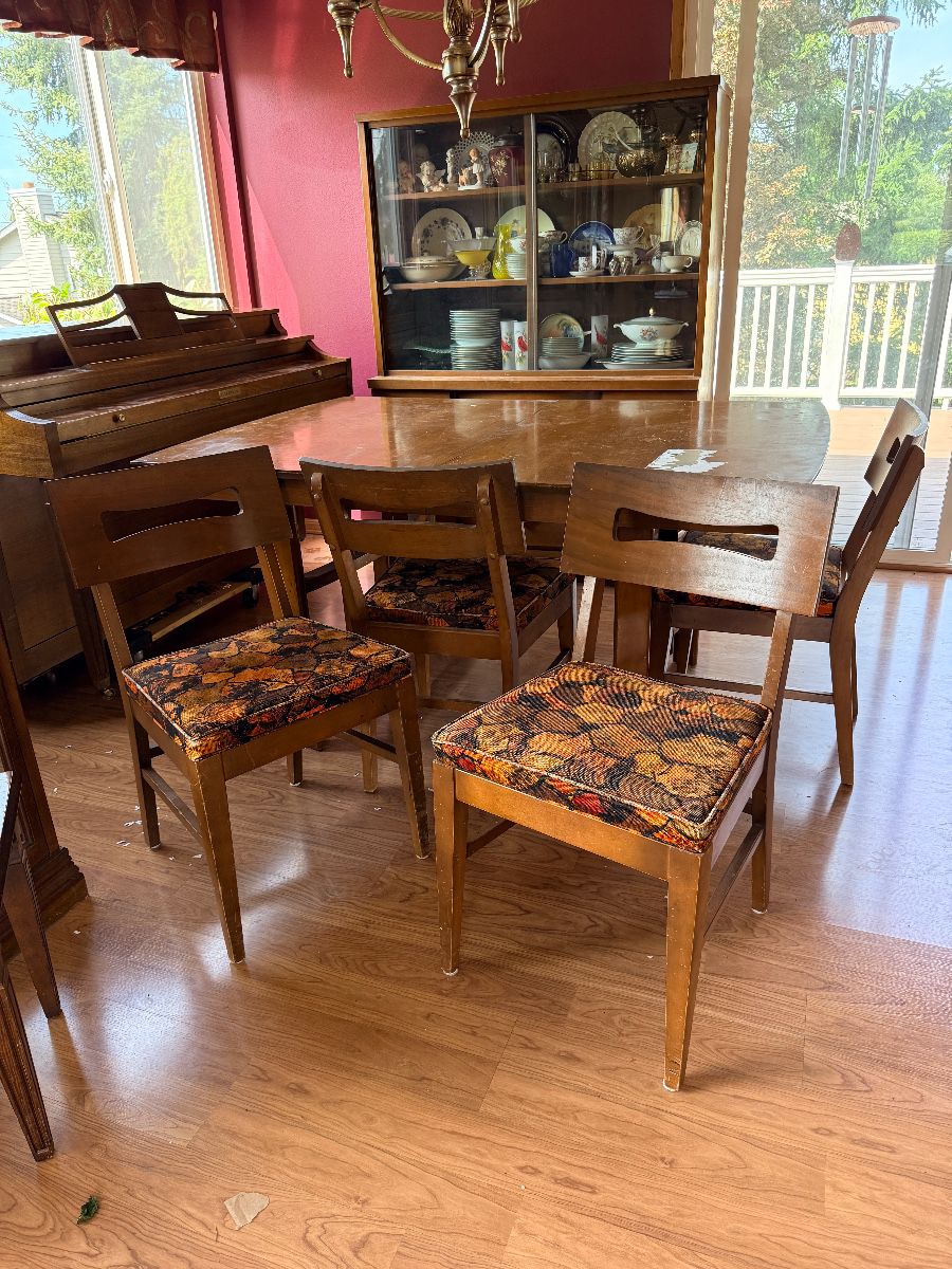 Great Mid-Century Dining set with 4 chairs - 2 extra leaves and folding leaf inside too! Condition as shown.