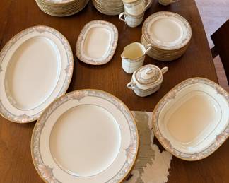 Set of Noritake Bone China - Japan - Barrymore Pattern