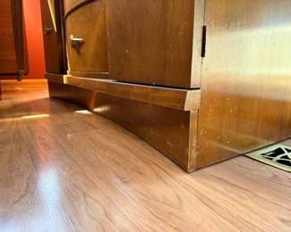 Nice curved base - clean but could probably use a refinishing