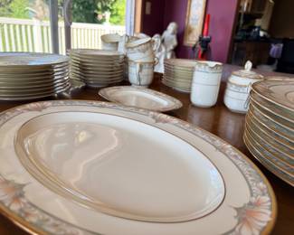 Set of Noritake Bone China - Japan - Barrymore Pattern