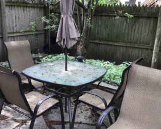 Patio set 4 chairs and umbrella $85
