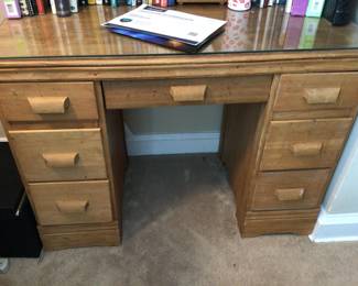 Antique cool oak desk. $175