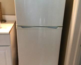 Visanni slim apartment refrigerator 