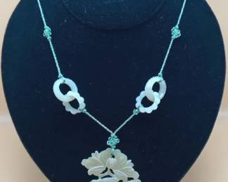 Vintage Ladies Hand Tatted Jade Necklace