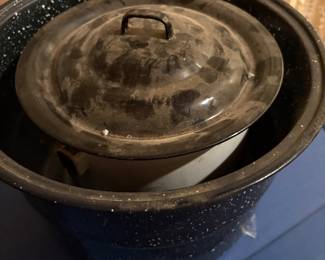 Large set of 2 metal pots 