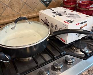 Kitchen- skillet with lid