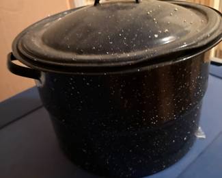 Set of metal pots (2)