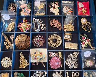 Assorted Costume Brooches, including Art Pewter Thistle Brooch