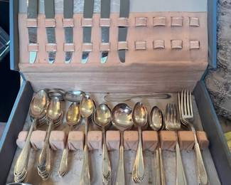 1847 Rogers Bros. "First Love" Silverplate Flatware Set