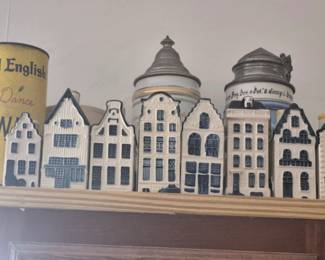 Bols KLM Dutch Houses in Delft Blue -The Little Kingdom by the Sea / A celebration of Dutch Cultural Heritage ft Blue empty containers 
