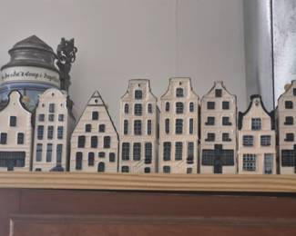 KLM Delftware replicas of Dutch homes with Bols empty