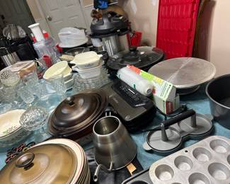 Vintage kitchen sets, spinning cake holder, cake pans , kitchen appliances all working order
