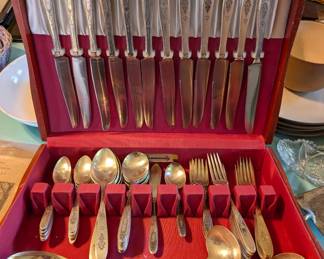 Wm Rogers silverplate set with chest