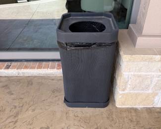 Outdoor trash can