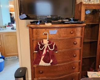 Oak chest of drawers 