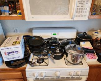 Cast iron pans, cooking pans, knife set, pressure cooker 