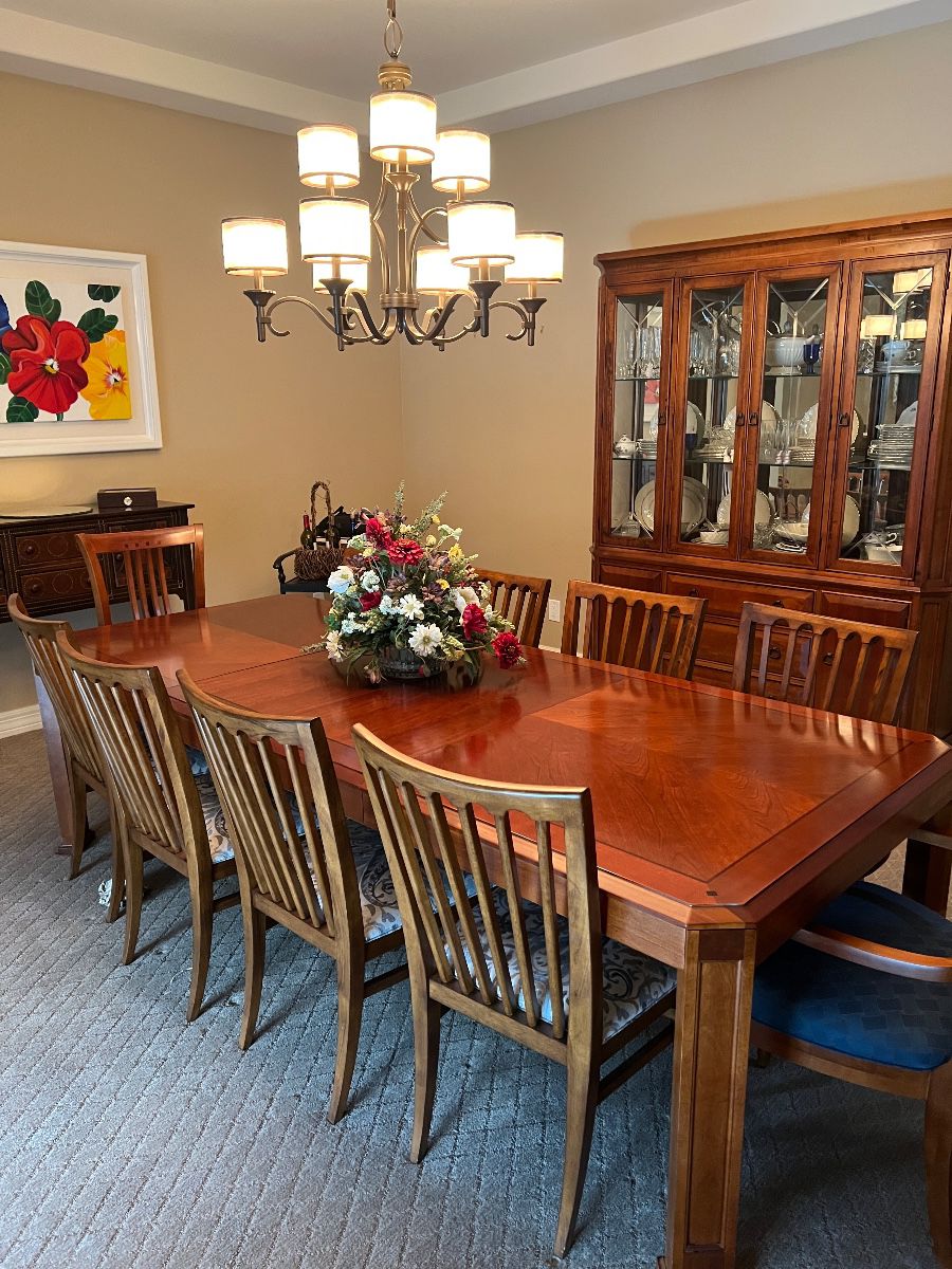 GORGEOUS DINING ROOM TABLE WITH 8 CHAIRS - MATCHING CHINA CABINET