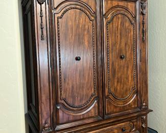 QUALITY ARMOIRE 