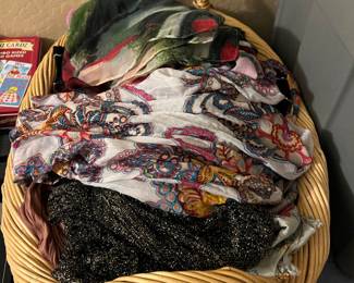 WOMEN'S SCARFS AND PASHMINAS
