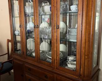 THOMASVILLE CHINA CABINET TO MATCH QUALITY DINING TABLE AND CHAIRS