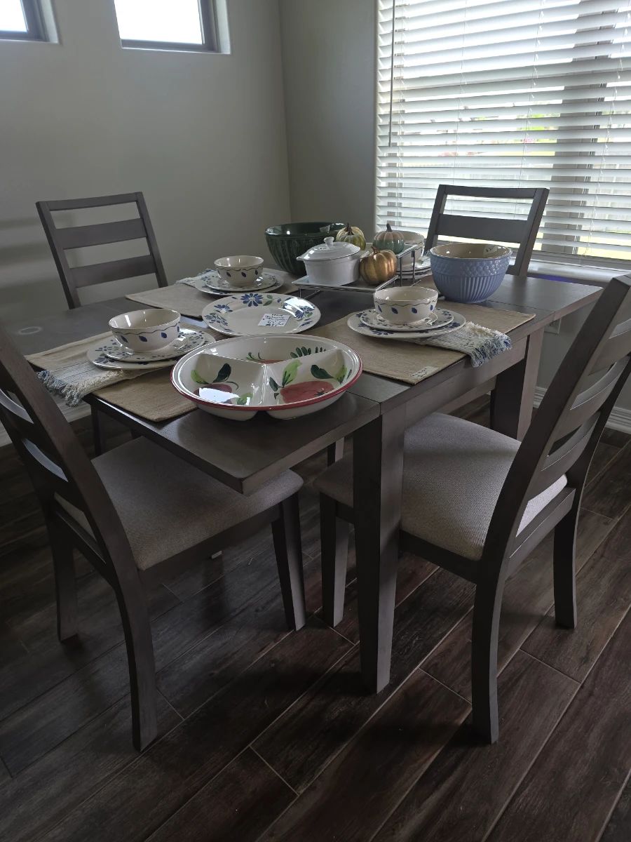 Dining Table & 4 Chairs 