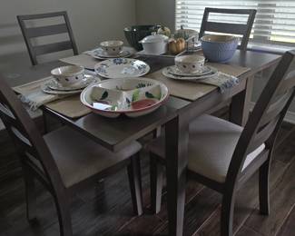 Dining Table & 4 Chairs 