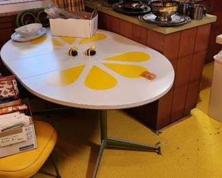 Vintage retro MCM kitchen table with 4 chairs