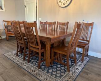 Beautiful dining table w/10 chairs - bring the family!