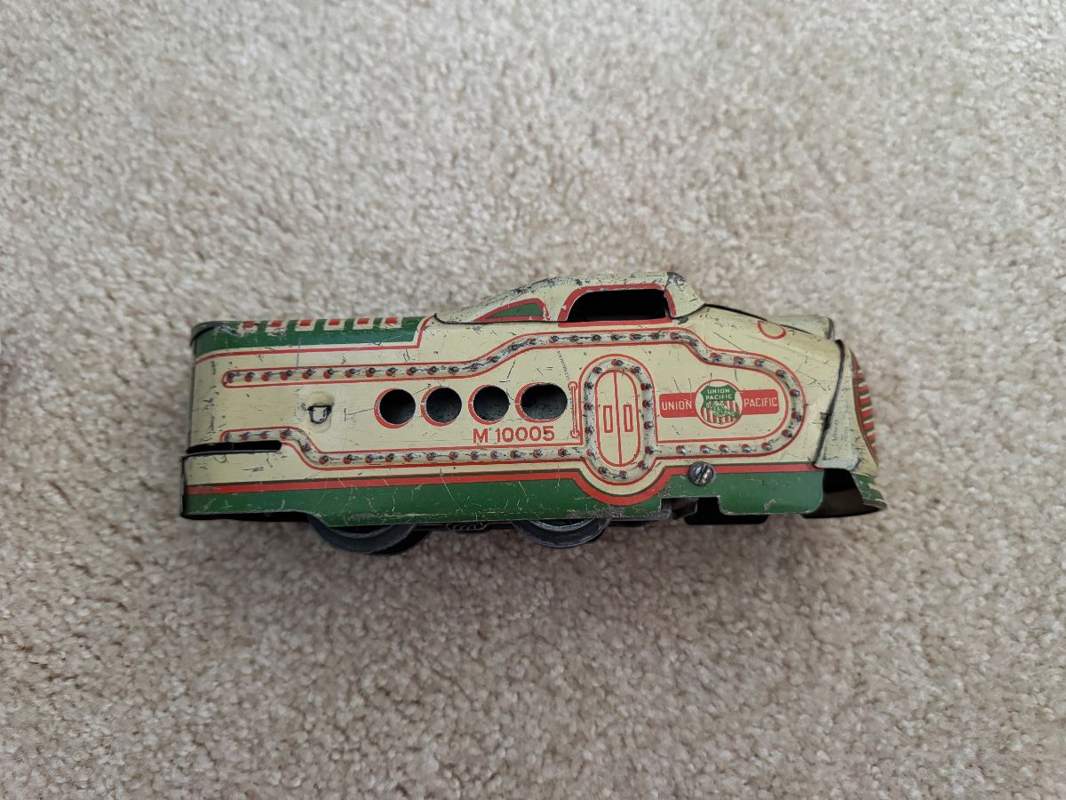 PreWar Lionel train set with 2 extra cars and track 