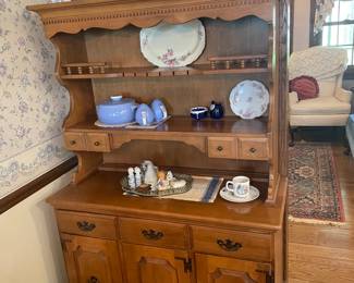 -	1968 Colonial/Early American maple dining room set, stamped OLD AMBER- hutch