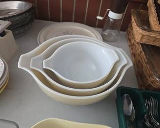 Pyrex set