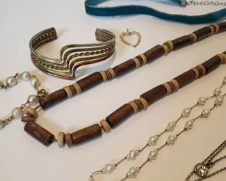 j Elegant Mixed Material Jewelry Collection Featuring Rhinestone Floral Accents and Pearl Details