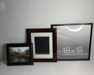 d 3 Decorative Picture Frames in Various Sizes