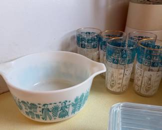 Pyrex, mid century glassware