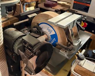Delta Universal Wet/Dry Bench Grinder (Model 23-700) featuring both a high-speed dry grinding wheel and a low-speed wet sharpening wheel.