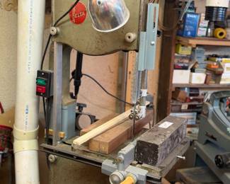 Delta 14-inch bandsaw 1-horsepower motor and includes a miter gauge
