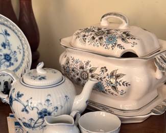 Basic stoneware tureen, floral blue tea pot