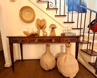 Hickory Chair Company 1971- Federal Style "Historical James River Plantation" console table on casters, woven garlic gourd baskets