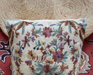 049 setoftwowovenstrawfloorpillowsand