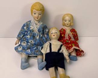 091 trioofvintagebisqueporcelaindollhou