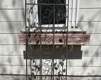 269 metalgardentrelliswithleafanddrago