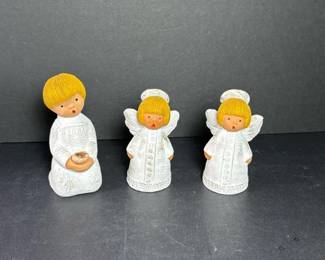 083 trioofterracottaangelfigurines