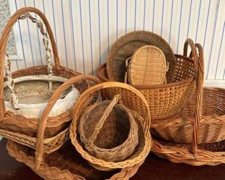 035 elevenmediumtolargebasketlot